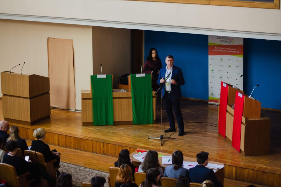 Заступник Міністра Молоді та спорту України, Олександр Ярема вітає учасників національного дебатного турніру «Молодь дебатує»