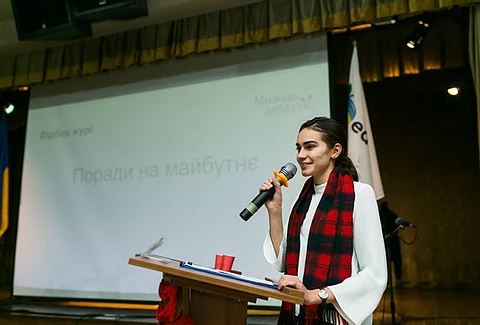 Голова журі національного дебатного турніру «Молодь дебатує» Яна Григанська оголошує результати фінального раунду