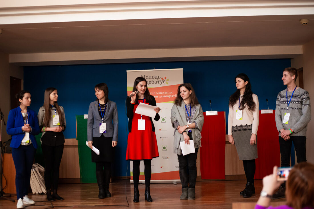 Голова журі, Яна Григанська оголошує переможців національного дебатного турніру «Молодь дебатує»