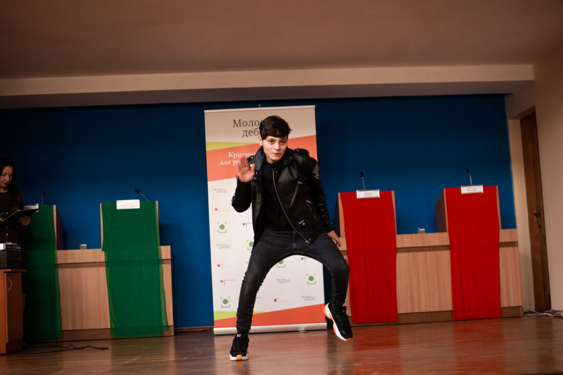 Танцює учасник національного дебатного турніру «Молодь дебатує»з м. Кропивницький