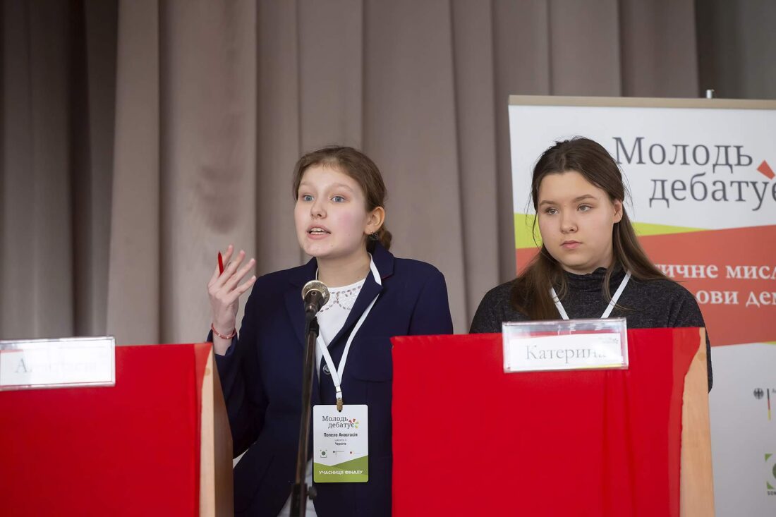 Фіналістки національного дебатного турніру «Молодь дебатує» Анастасія Попело та Катерина Ємельянова