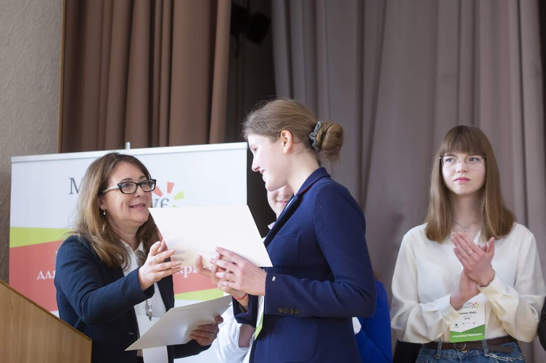 Ольга Пішель нагороджує учасниць національного дебатного турніру «Молодь дебатує»