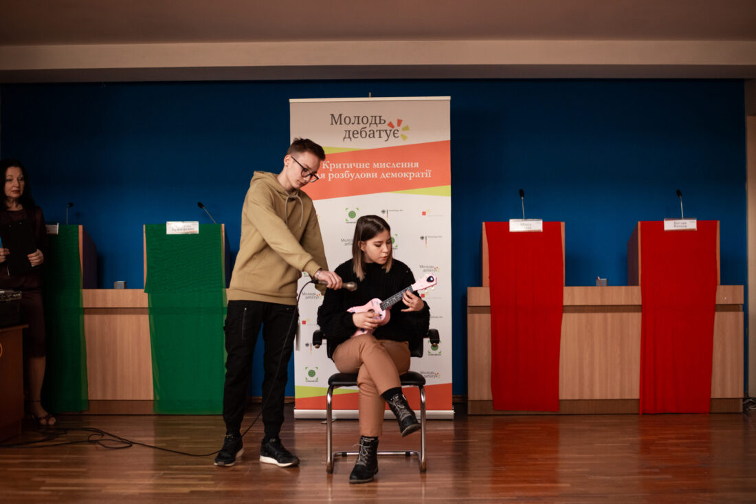Виступають учасники національного дебатного турніру «Молодь дебатує»з м. Хмельницький