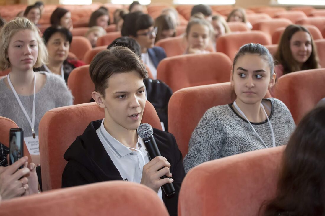 Учасники національного дебатного турніру «Молодь дебатує» — шкільні дебати